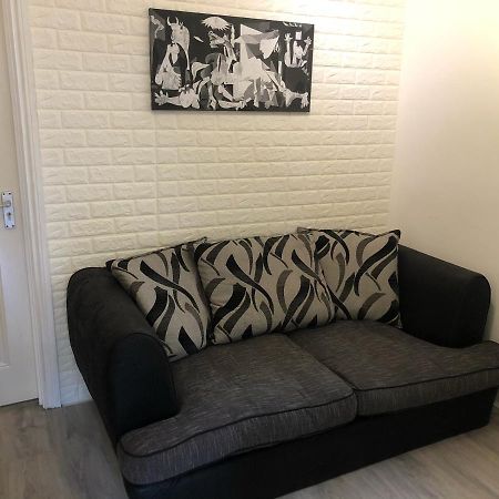Double Room With Private Bathroom In A 2-Bedrooms House London Exteriör bild