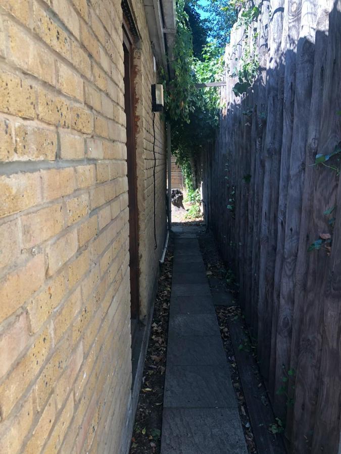 Double Room With Private Bathroom In A 2-Bedrooms House London Exteriör bild