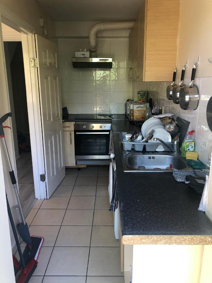 Double Room With Private Bathroom In A 2-Bedrooms House London Exteriör bild