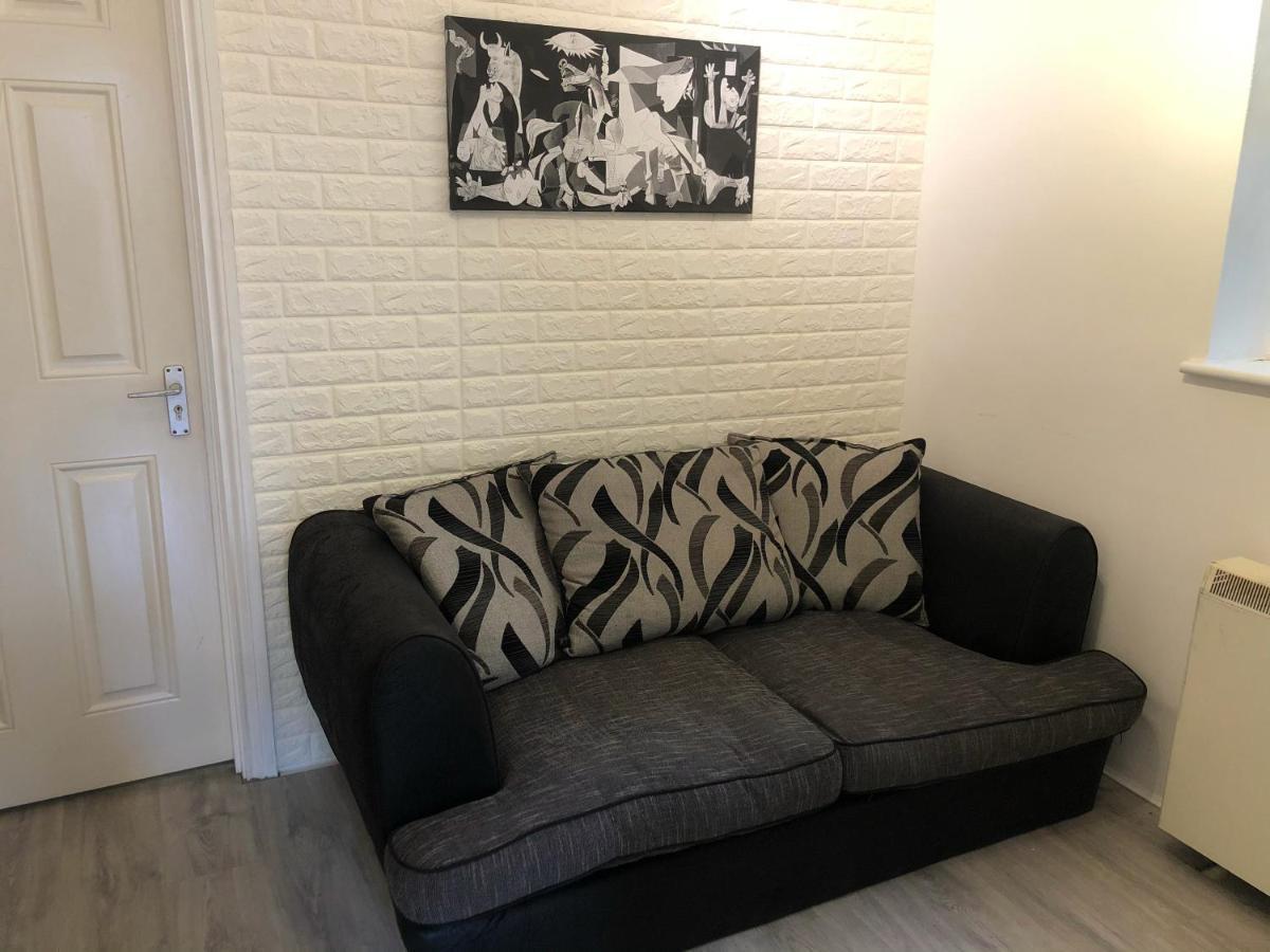 Double Room With Private Bathroom In A 2-Bedrooms House London Exteriör bild