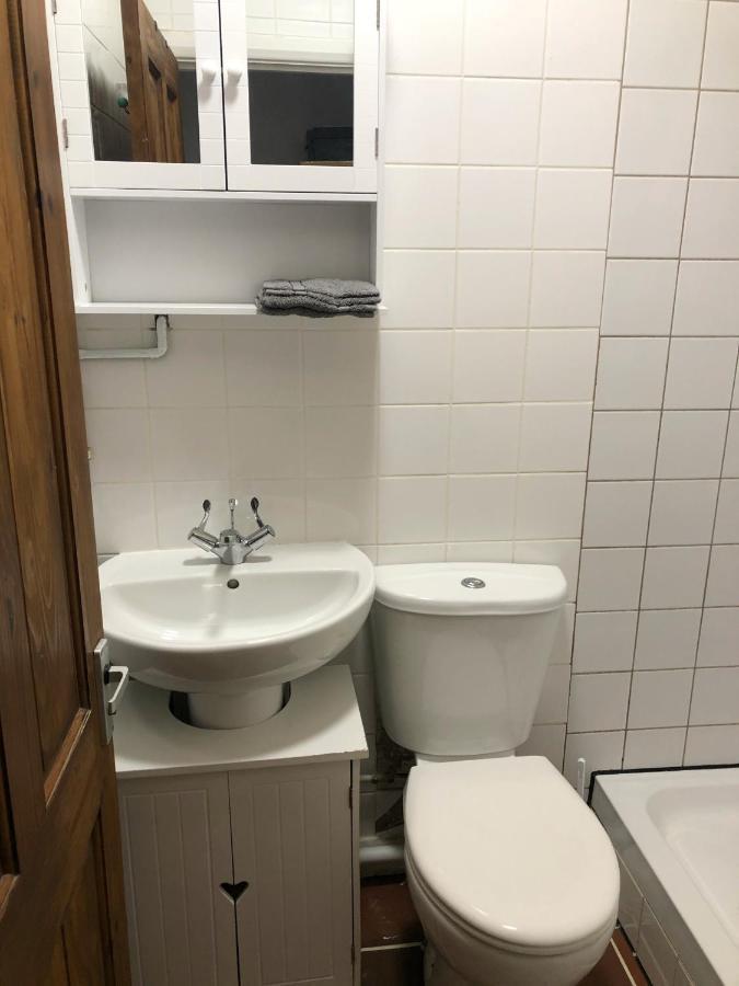 Double Room With Private Bathroom In A 2-Bedrooms House London Exteriör bild